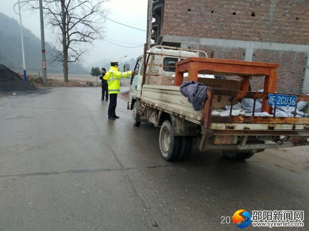 民警路面检查