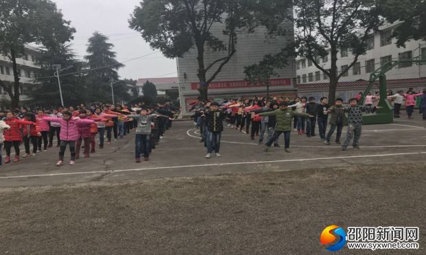 初中部学生跳兔子舞