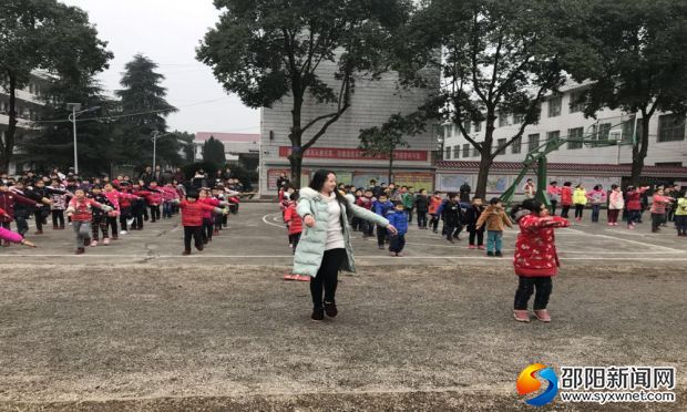 小学部学生做七彩阳光操