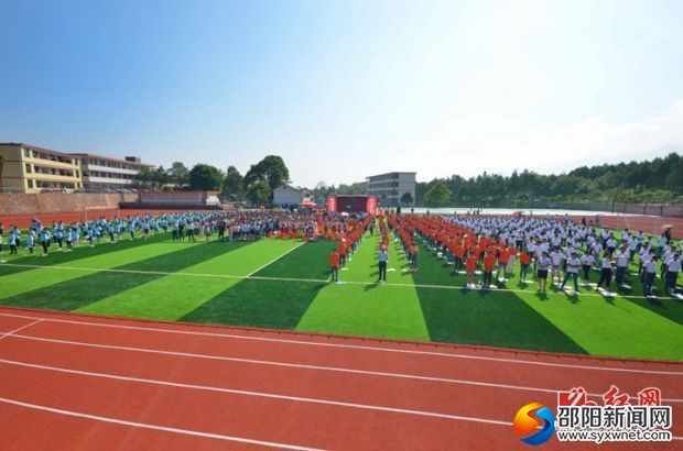 学生们在改造后全新的武冈市邓元泰镇中学里生活学习，健康成长。