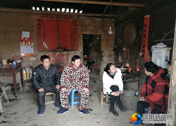 老师们在和他的妈妈亲切交谈