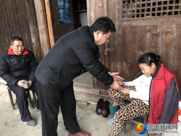 慰问因病致贫群众