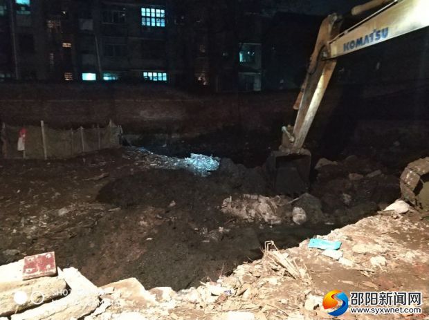 两市塘街道组织机械清挖臭水塘的淤泥。