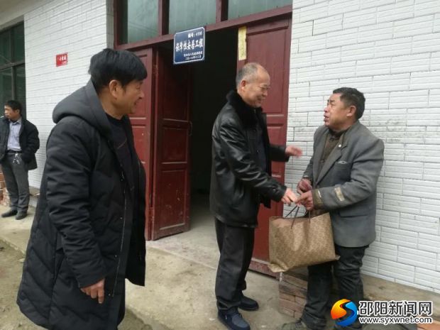 慰问困难群众