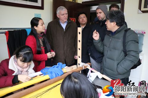 联合国工业发展组织代表在苗绣研究所察看苗绣