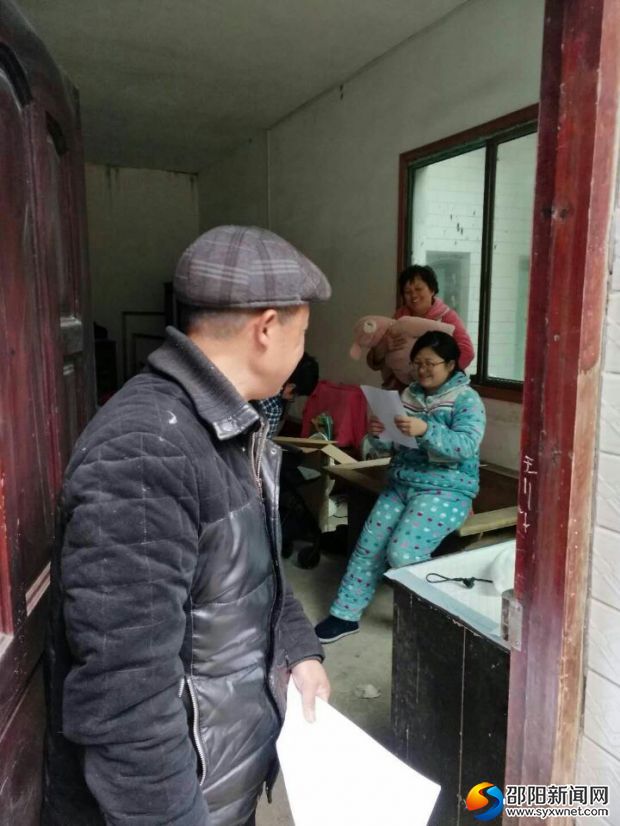 干部入户发送防冻资料