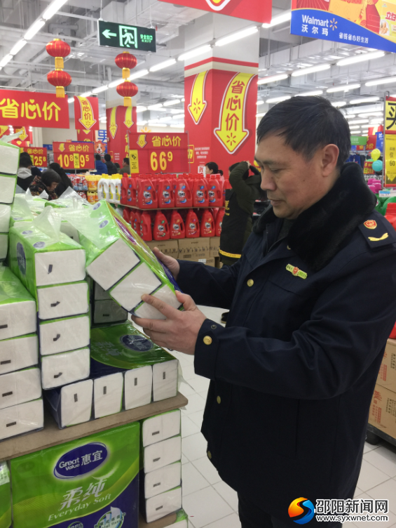 执法人员在某大型超市进行检查