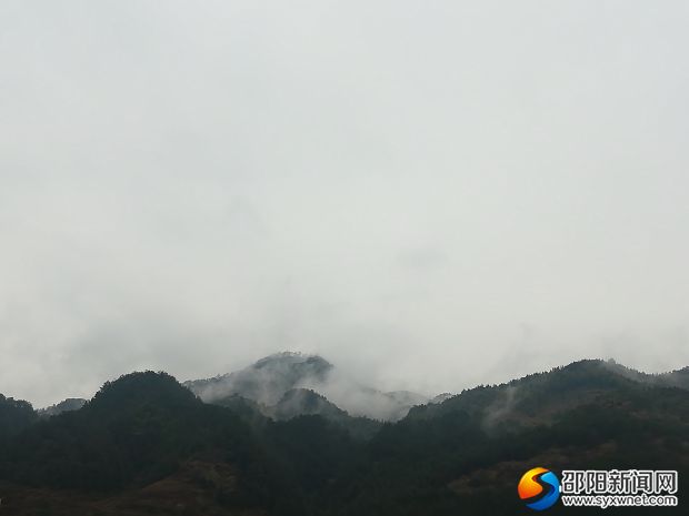 (巍巍龙山雾雨朦胧)
