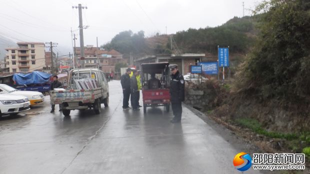 (交警、运管执法人员执法检查三轮摩托车现场)