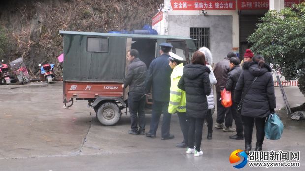 (交警、运管执法人员执法检查三轮摩托车现场)