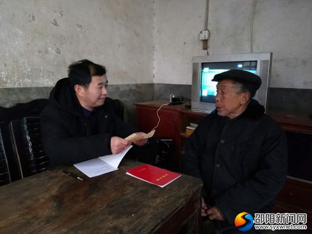 图为隆回县环保局党组书记、局长黄帮松走访慰问现场