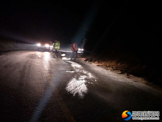 25日晚上，隆回县公路人连夜在312省道小沙江路段抛撒工业盐，确保过往司乘人员安全。