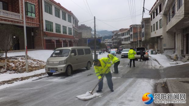 （镇公路养护站协助路政撒盐）