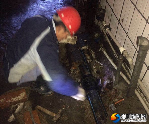 市自来水公司员工在曹婆井百步蹬抢修。_副本
