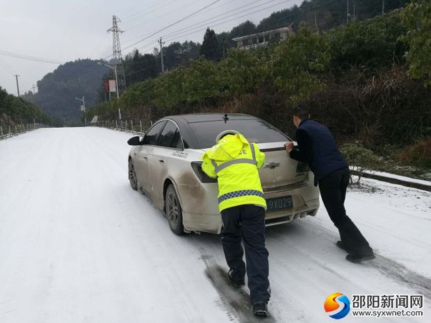 为群众推车前行