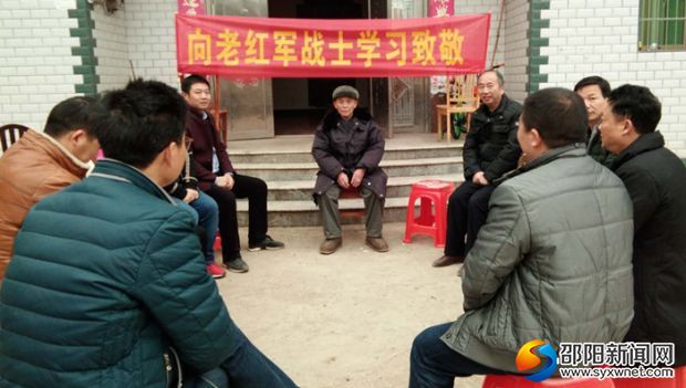 党员聆听革命故事