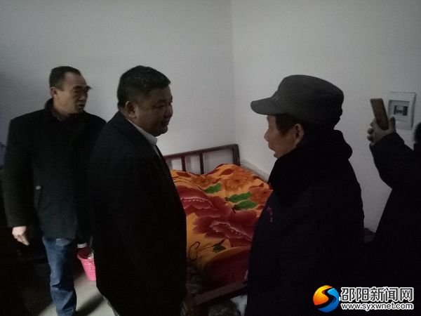 与在院老人亲切交谈