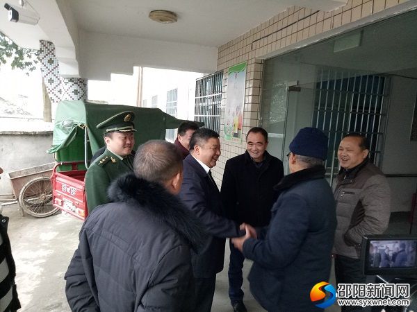 与在院老人亲切交谈