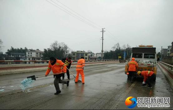 在S219线武冈市乐安桥撒盐融雪
