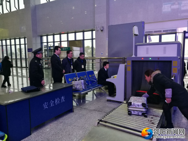 检查组一行现场查看“三品”检查区