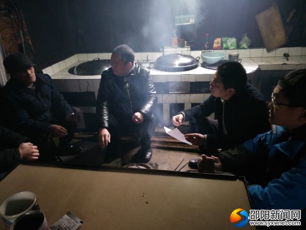 看望困难户