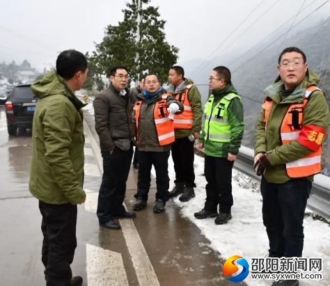 在207国道梅寨坳地段察看路况