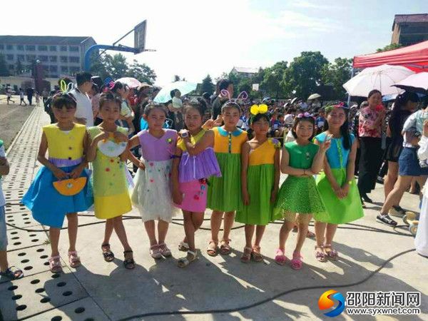 孩子们开心的嗮着自己设计的服装