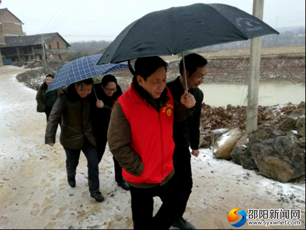 局领导带队踏雪徒步走访慰问困难群众