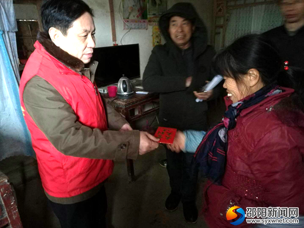 局长罗定祥上门慰问困难群众并送上慰问金