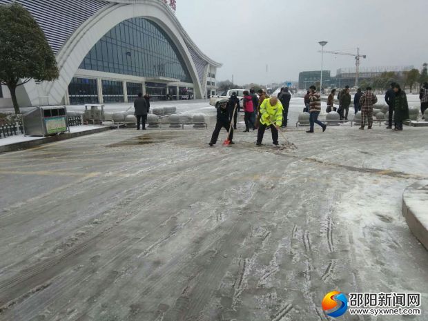 并肩作战,挥铲积雪
