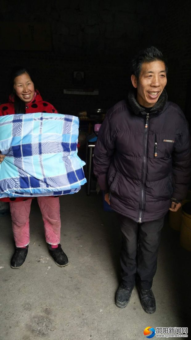 老俩口收到棉被
