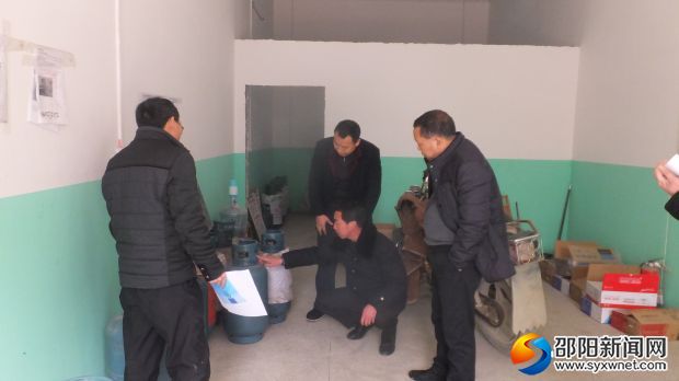 检查人员在检查网点液化气钢瓶