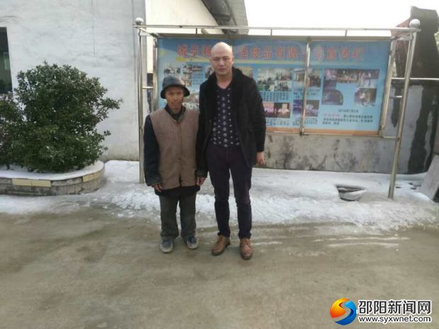 图为王波带老人参观工厂