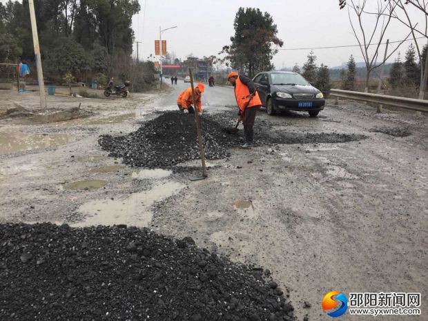 图为X055线路面修复现场