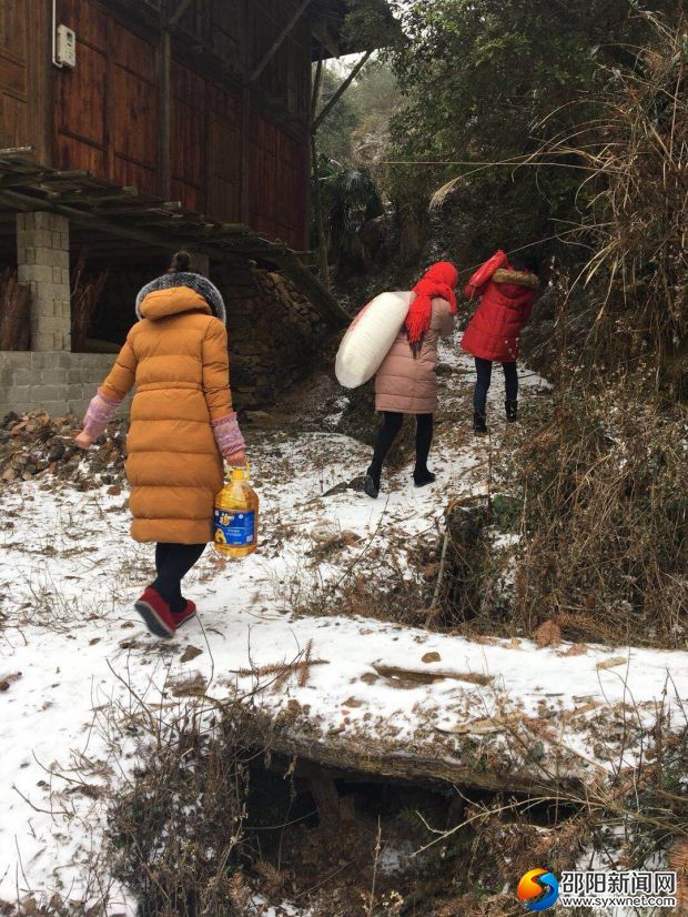 前往贫困户途中
