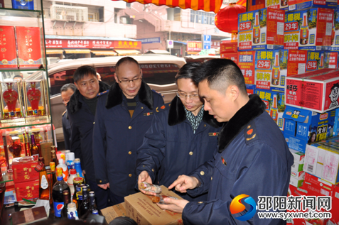 执法人员检查涉嫌&ldquo;傍名牌&rdquo;的产品