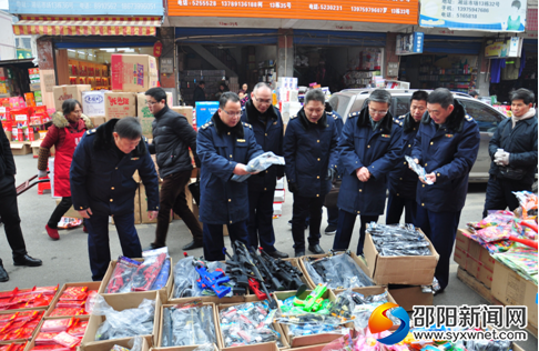执法人员对儿童玩具枪进行依法检查
