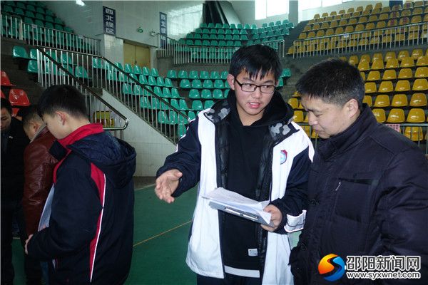 一、参赛选手在向领导与专家汇报自己的作品DSC05559
