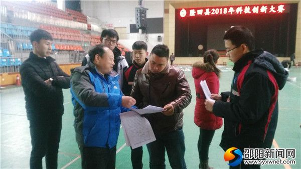 三、评委们在评价学生作品的科技含量mmexport1517310531483