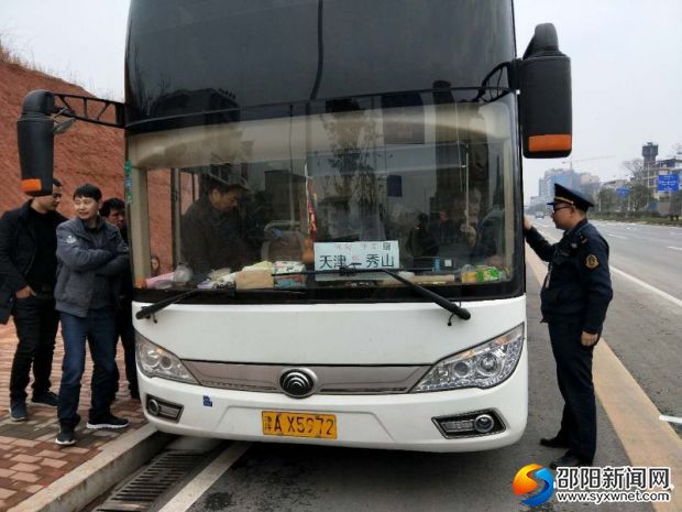 交警部门在查车。