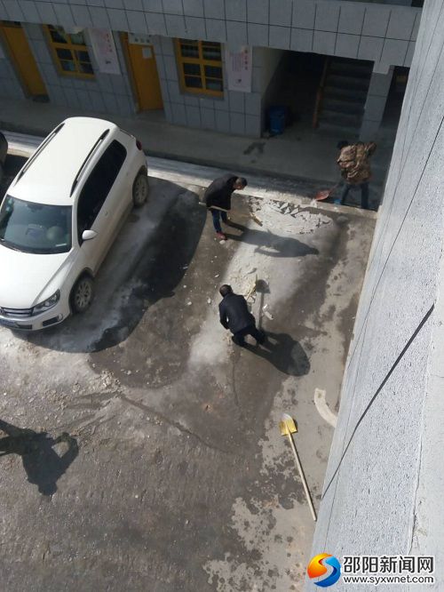 虎形山瑶族乡干部职工积极参与卫生大扫除