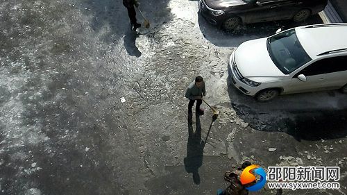虎形山瑶族乡干部职工积极参与卫生大扫除