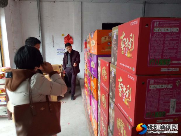 对烟花爆竹专卖店进行安全生产检查
