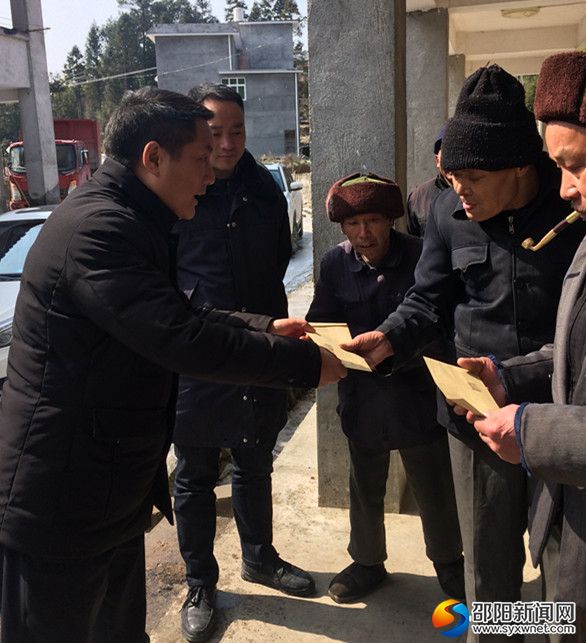 图为隆回县小沙江镇党委书记杨方且慰问敬老院老人