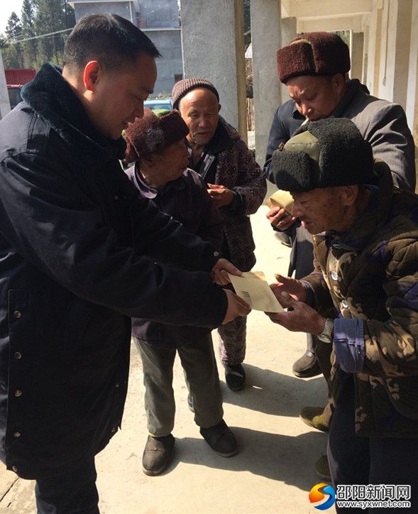 图为隆回县小沙江镇人民政府镇长刘东益慰问敬老院老人