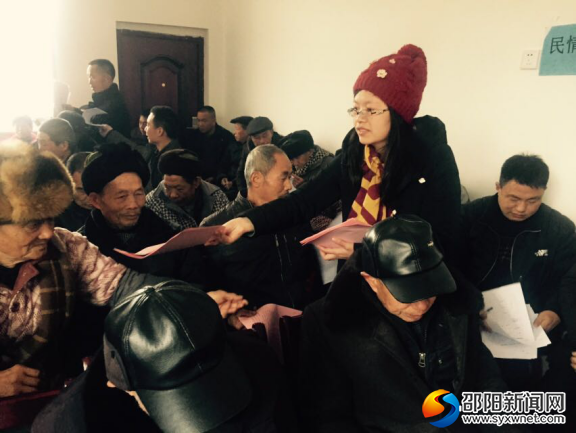 工作人员发放禁毒宣传资料