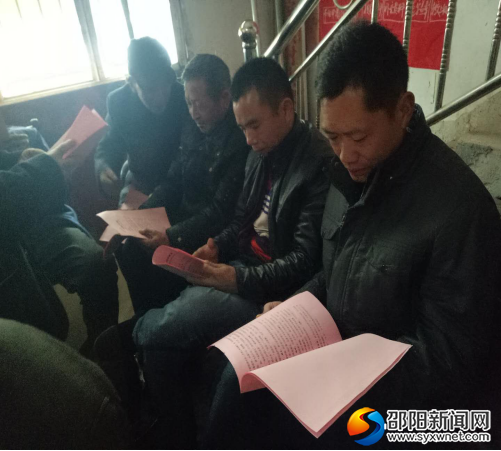 群众查看禁毒宣传资料
