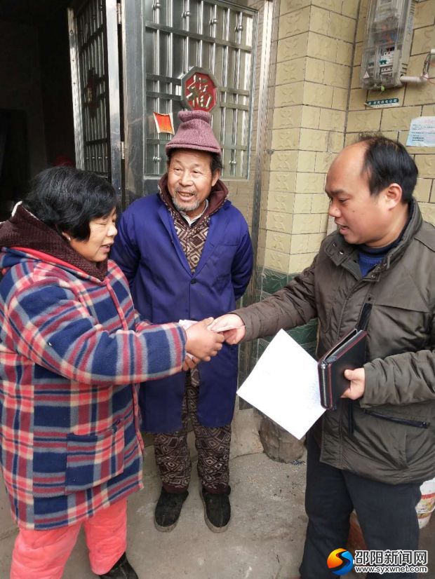 图为发放帮扶资金和慰问金现场