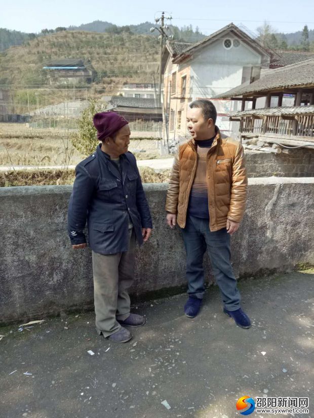 工作人员询问老人最近的身体、生活情况