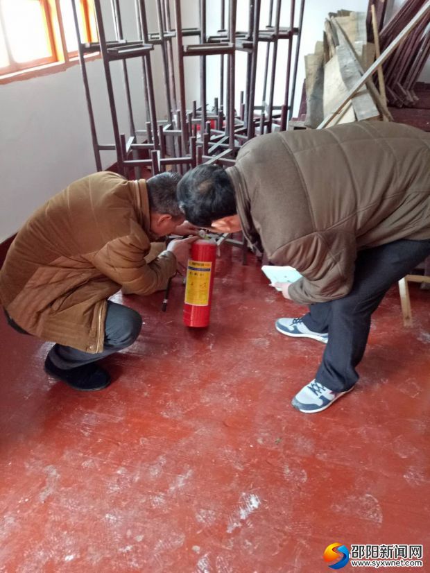 检查灭火器是否能正常使用